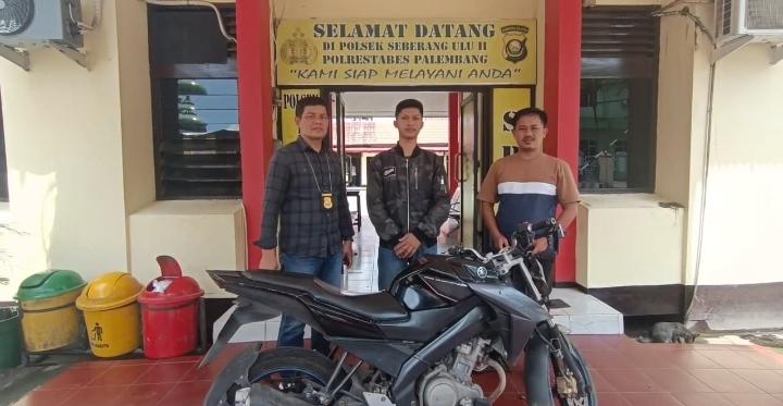 Polsek-SU-II-Palembang-gelar-serah-terima-motor-hasil-temuannya-15-11-2025.jpg