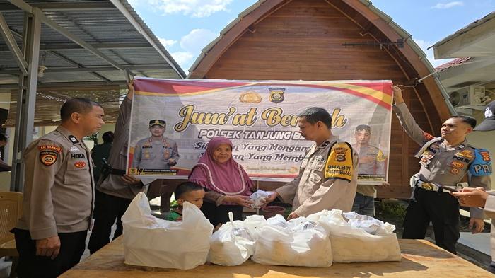 Polsek Tanjung Batu Gelar Kegiatan Jumat Berkah, Bagikan Makanan Gratis ke Masyarakat