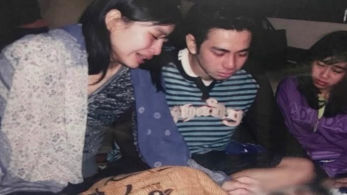 Potret Pilu Masa Lalu Raffi Ahmad, Tertegun di Samping Jenazah Sang Ayah Bersama Nisya dan Syahnaz - Tribunsumsel.com
