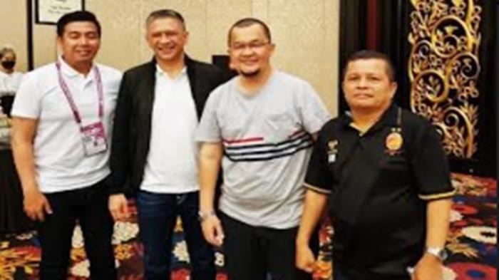 Presiden-klub-Sriwijaya-FC-H-Hendri-Zainuddin-berfoto-bareng-Wakil-Ketua-Umum-PSSI-Iwan-Budianto.jpg
