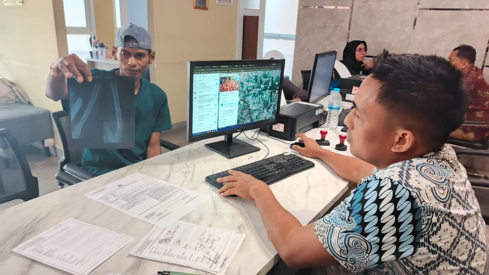 Pria di Palembang Ditembak Senapan Angin Koboi Jalanan, Tak Punya Biaya Keluarkan Peluru di Kaki - Tribunsumsel.com