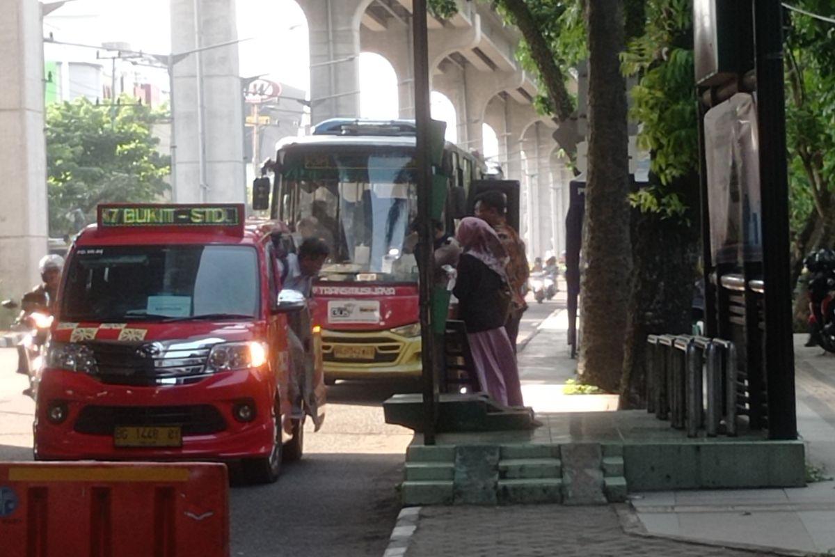 Puput-Senang-Dengan-Adanya-LRT-yang-Terintegrasi-Feeder-Berangkat-Kuliah-Jadi-Nyaman.jpg