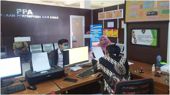 Putri-karyawan-RS-Bari-Palembang-saat-membuat-laporan-kehilangan-sepeda-motor.jpg