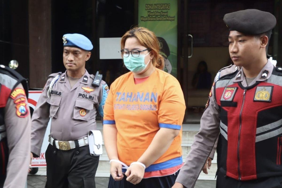 RA-34-Ibu-di-Kecamatan-Candi-Sidoarjo-tampak-santai-setelah-diamankan-polisi-usai-didug.jpg