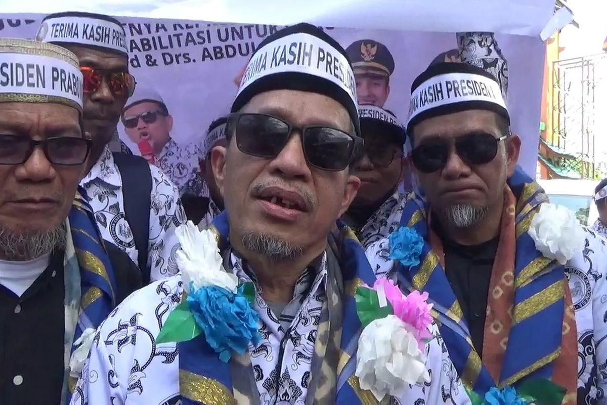 Rasnal-alah-seorang-guru-di-Luwu-Utara-Sulawesi-Selatan.jpg