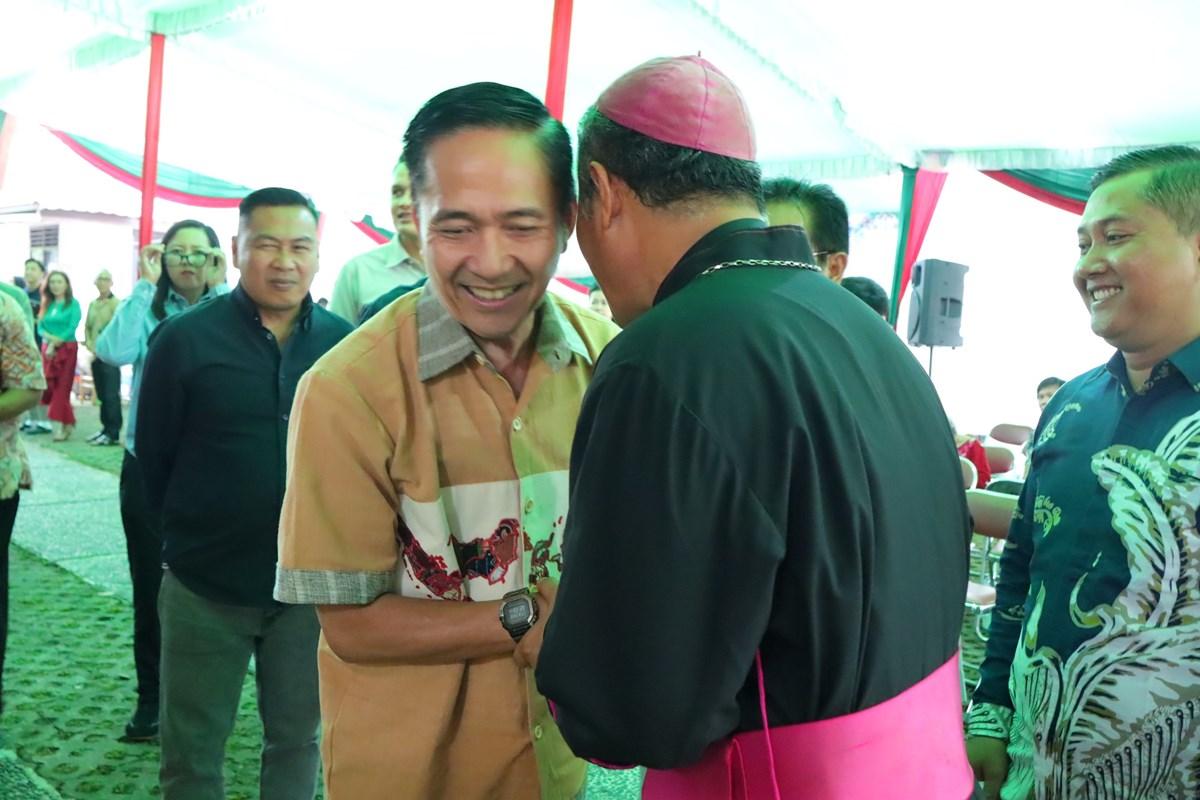 Ratu-Dewa-saat-silahturahmi-di-kediaman-Uskup-Agung-Palembang.jpg