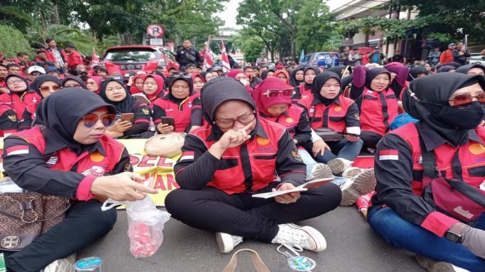 Ratusan-Buruh-di-Sumsel-Demo-Tuntut-UMSP-2025-Direvisi.jpg