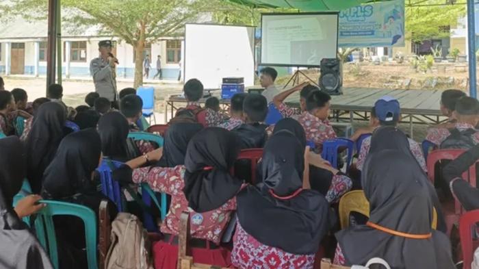 Ratusan-Siswa-Baru-SMPN-4-Talang-Ubi-PALI-Dibekali-Penyuluhan-Bahaya-Narkoba.jpg