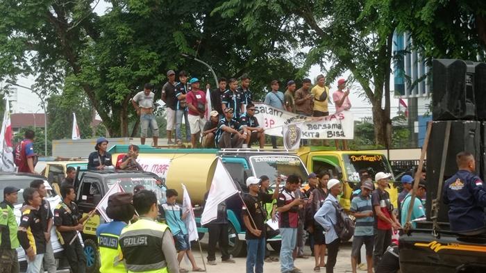 Ratusan-Sopir-Truk-Angkutan-Barang-Gelar-Demo-di-DPRD-Sumsel-Tuntut-Penutupan-Operasi-Timbangan.jpg
