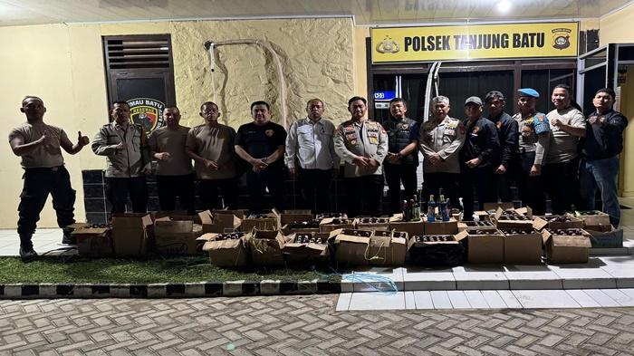 Ratusan-botol-miras-hasil-razia-dipaparkan-di-Mapolsek.jpg