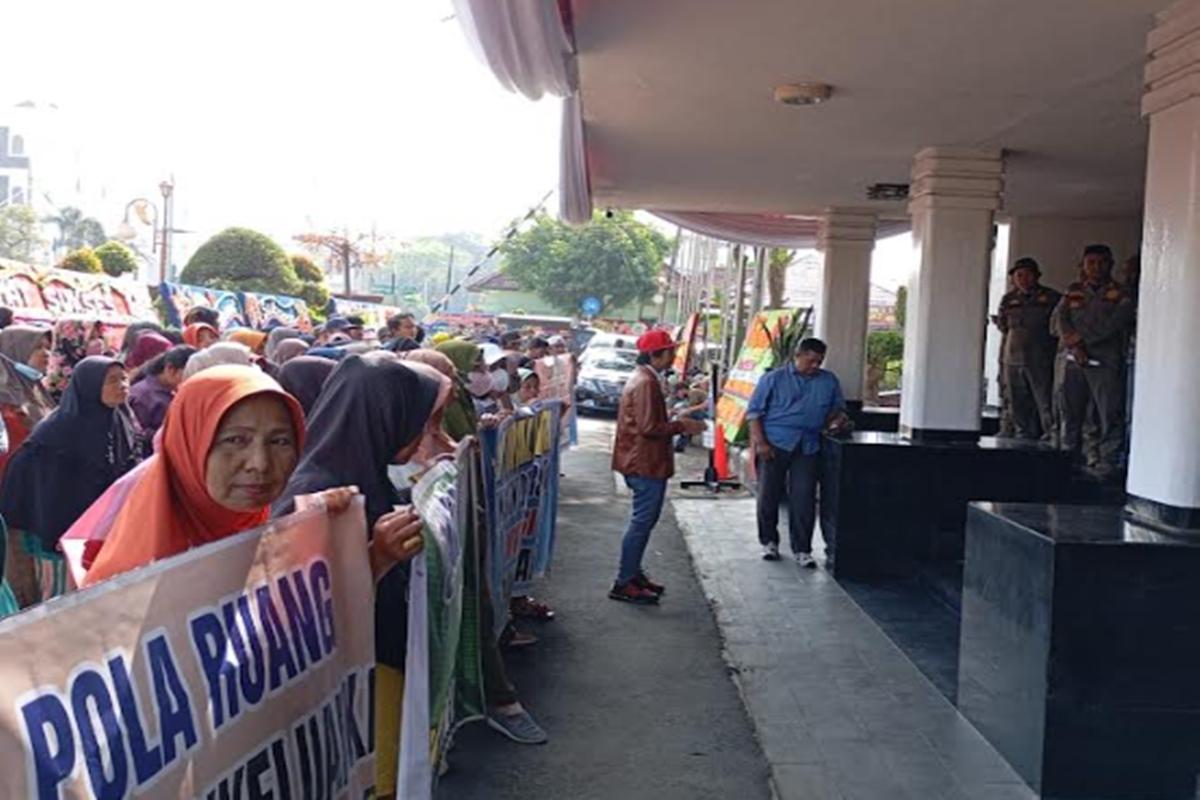Ratusan-ibu-ibu-rumah-tangga-alias-Emak-Emak-yang-tergabung-dalam-Masyarakat-Miskin-Kota-MMK.jpg