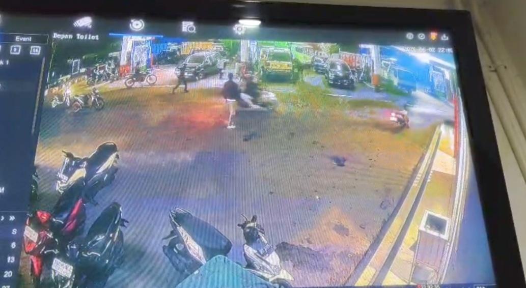 Rekaman-CCTV-Detik-detik-Sopir-Truk-di-Palembang-Tewas-Dikeroyok-Saat-Antre-Solar-Diserang-7-Orang.jpg