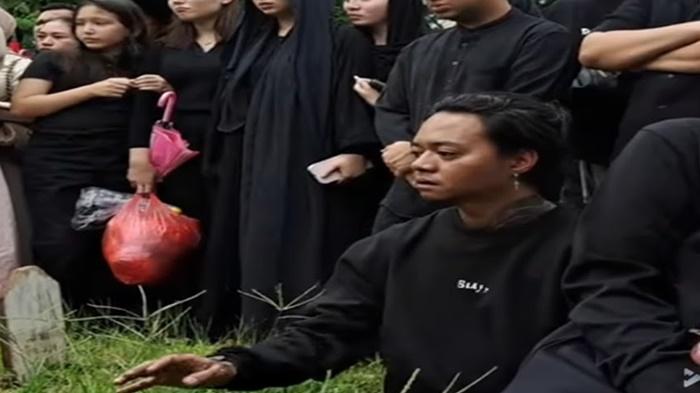 Reza-Arap-termenung-dengan-tatapan-kosongnya-menyaksikan-detik-detik-jenazah-Lula.jpg