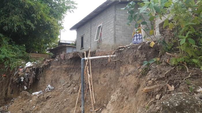 Rumah-Nyaris-Roboh-Imbas-Tebing-Sungai-Longsor-Warga-Serijabo-OI-Terpaksa-Bertahan.jpg