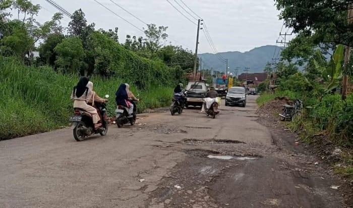 Rusak-Warga-Minta-Gubernur-Sumsel-Untuk-Segera-Perbaiki-Ruas-Jalan-Pagar-Alam-Jarai-Empat-Lawang.jpg