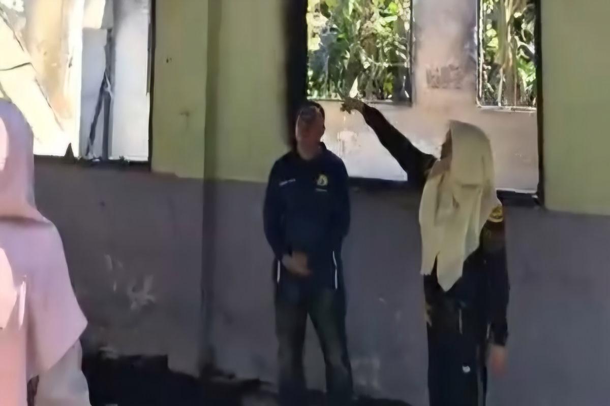 Detik-Detik Api Lalap Gedung SMPN 2 Bunga Mayang saat Guru Rapat MPLS, Dipicu Konsleting Listrik - Tribunsumsel.com
