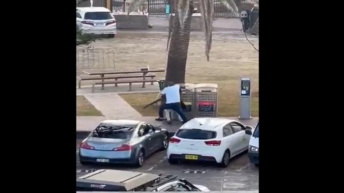 Punya 6 Sajam, Detik-detik 2 Pelaku Penembakan di Bondi Beach Australia Tewaskan 16 Orang Ditangkap