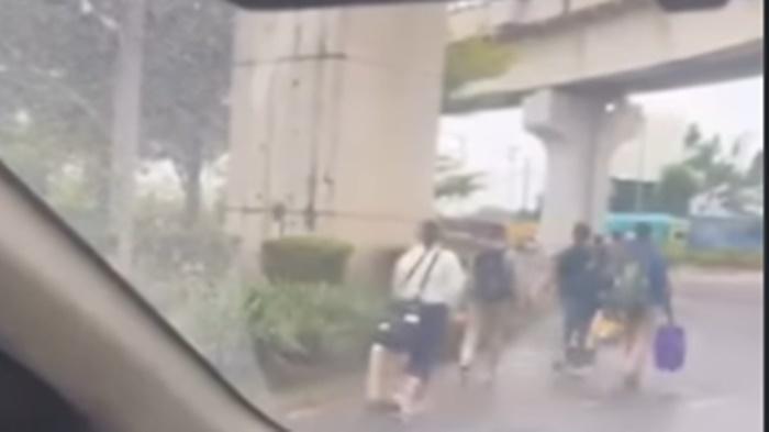 Buntut Macet Parah di Tanjung Api-api, Viral Warga Turun di Jalan Bawa Koper Jalan Kaki ke Bandara 