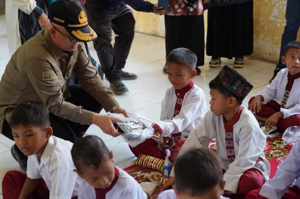 Sekda-Ogan-Ilir-H-Muhsin-Abdullah-membagikan-makan-siang-gratis.jpg