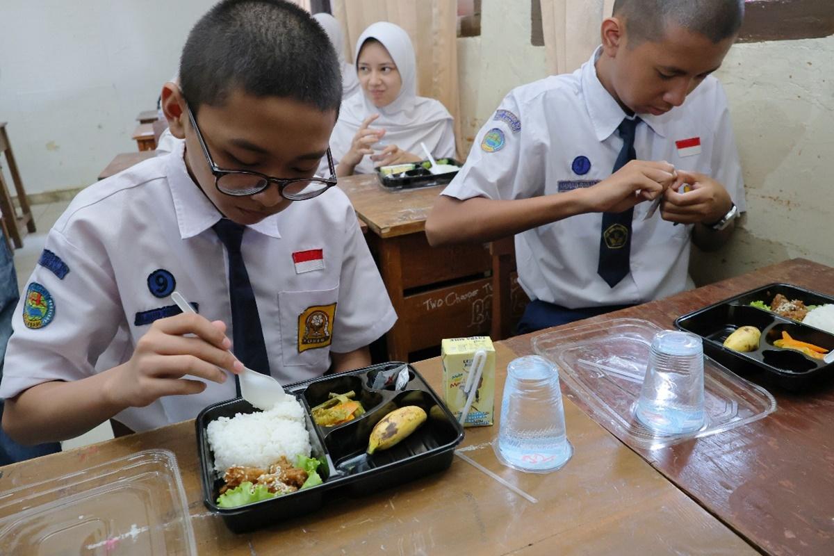 Senilai-Rp-15-Ribu-Begini-Penampakan-Makan-Siang-Bergizi-Gratis-dari-Pemkot-Palembang.jpg