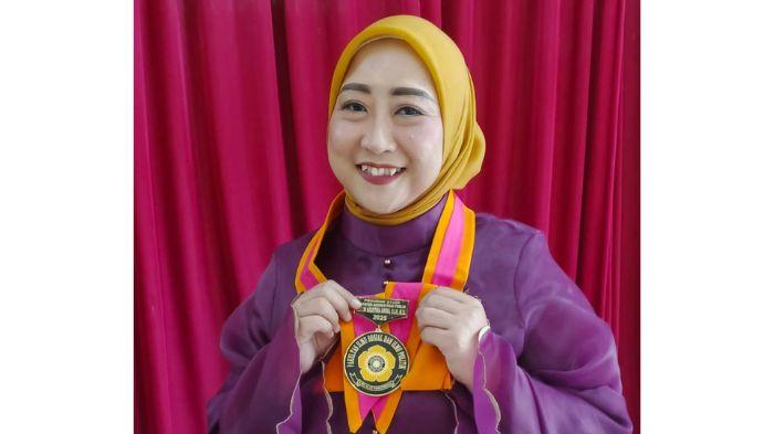 Sertin-Agustina-Raih-Gelar-Magister-Administrasi-Publik-di-FISIP-Universitas-Sriwijaya-IPKnya-40.jpg