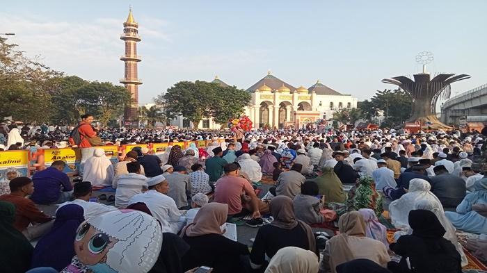 Shalat-Idul-Adha-2023-Walikota-Harnojoyo-dan-Ribuan-Jemaah-Padati-Masjid-Agung-Palembang.jpg