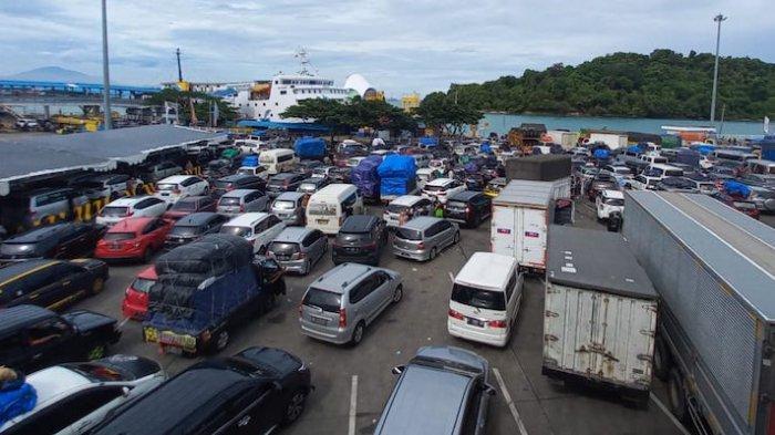 Situasi-Pelabuhan-Merak-Banten-Selasa-2642022-dipadati-dengan-pemudik.jpg