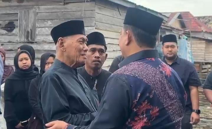Slamet Somosentono Hadir di Pemakaman H Jasi, Ayahanda Bupati Banyuasin, Askolani, Jadi yang Pertama