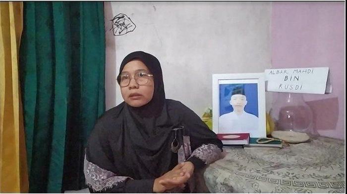 Soimah-ibu-Albar-Mahdi-17-santri-Gontor-meninggal-dianiaya.jpg