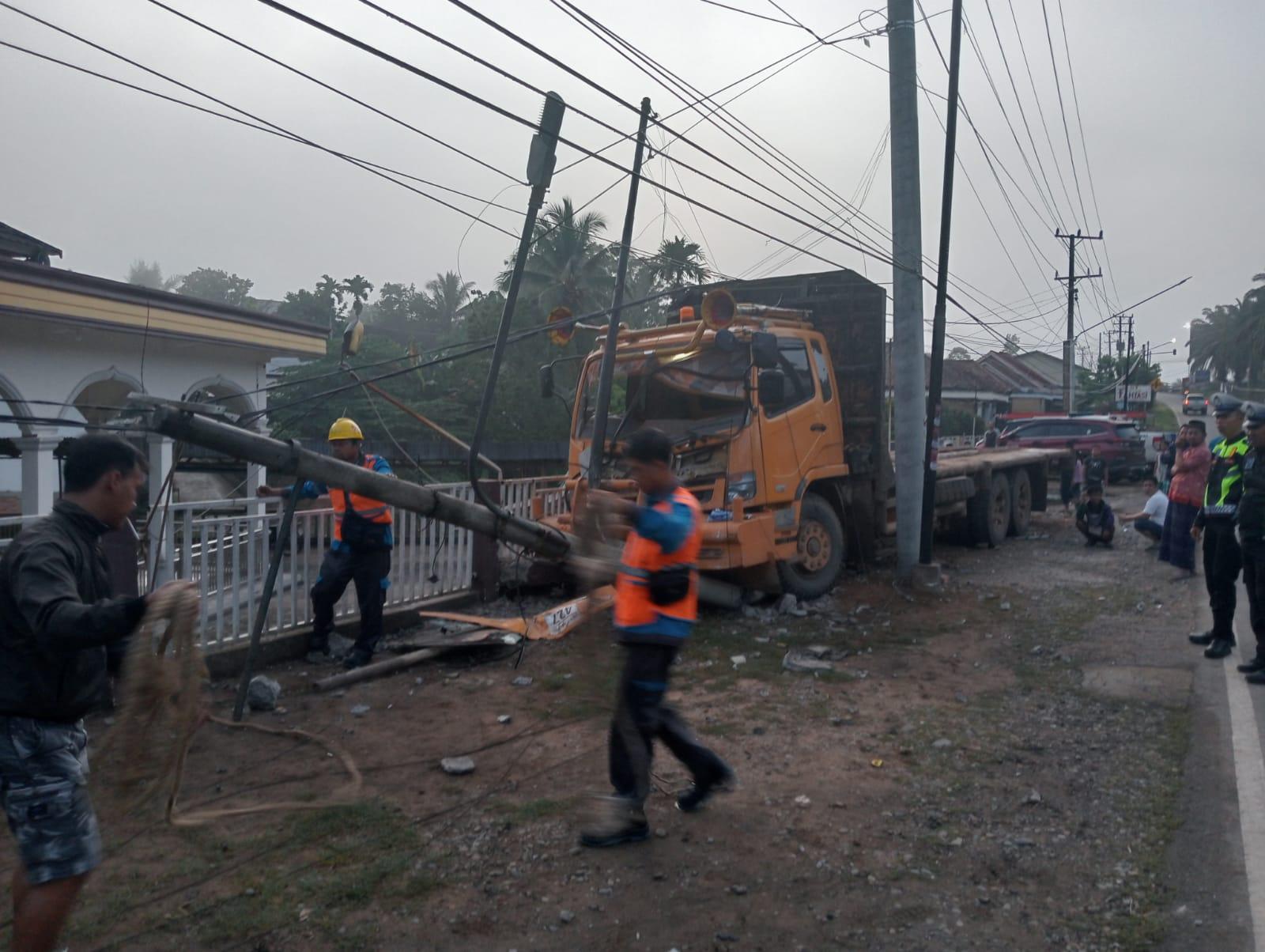 Sopir-Ngantuk-Truk-Logging-Kayu-Kecelakaan-di-PALI-Tabrak-Tiang-Listrik-dan-Pagar-Masjid.jpg