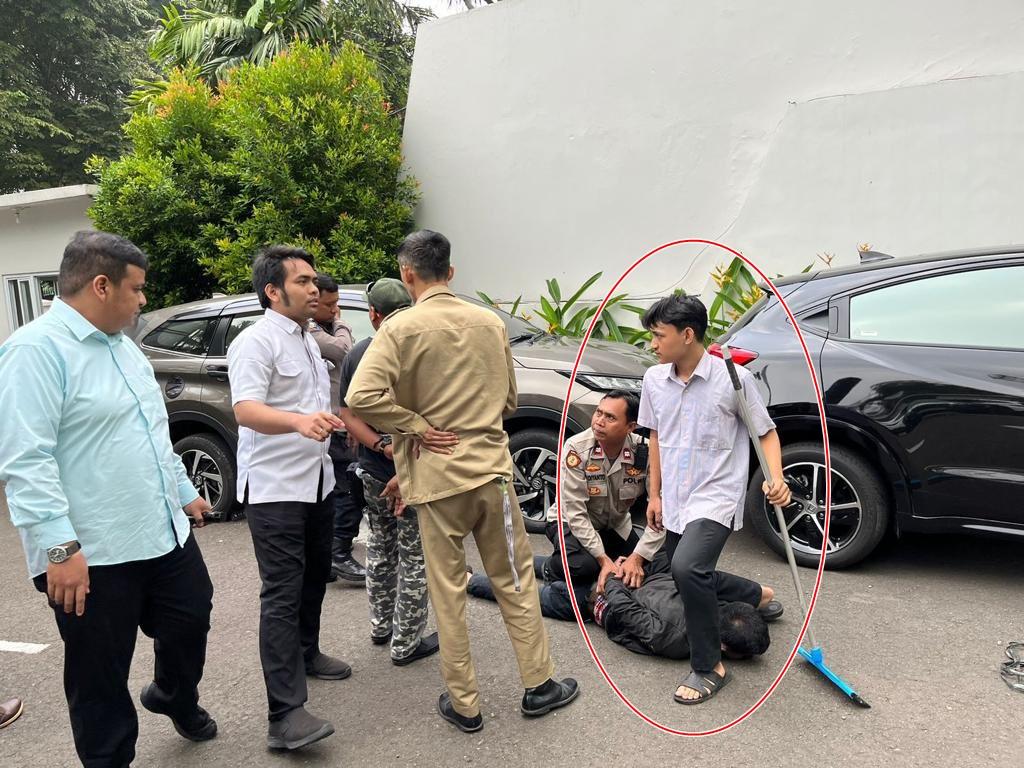 Sosok Pria Ikut Ringkus Penembak di Kantor MUI Viral, Disebut Bak Ahli Kungfu Pegang Gagang Wiper