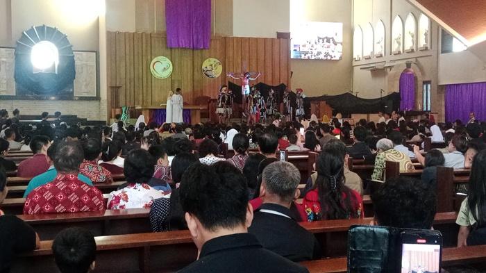 Suasana Haru Jumat Agung di Gereja St Yoseph Palembang, Tangis Umat Pecah Saat Prosesi Tablo