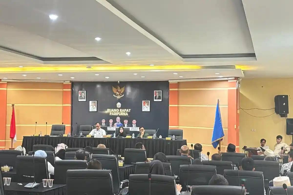 Suasana-Rapat-Dengar-Pendapat-RDP-pemecatan-dua-guru-SMAN-1-Luwu-Utara-di.jpg