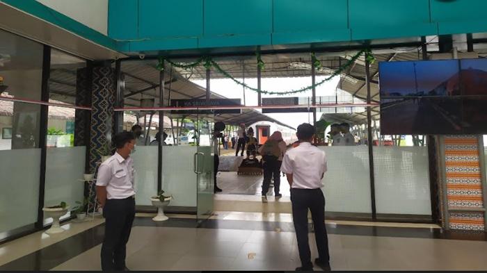 Suasana-Stasiun-Kertapati-Sabtu-752022-Tiket-arus-balik-KA-di-Stasiun-Kertapati-habis-terjual.jpg