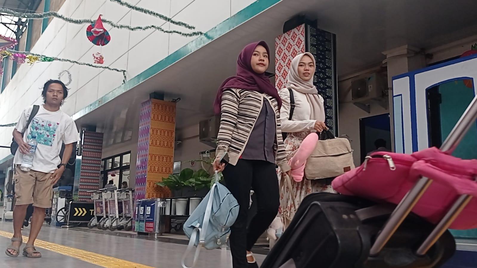 Suasana-kepadatan-di-Stasiun-Kertapati-Pada-Nataru-ini-KAI-siapkan-tambahan-fasilitas.jpg
