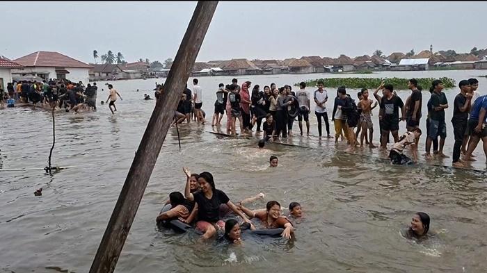 Sungai-Pedamaran-OKI-Meluap-Jadi-Waterboom-Gratis-Ribuan-Warga-Antusias-Bermain-Air.jpg