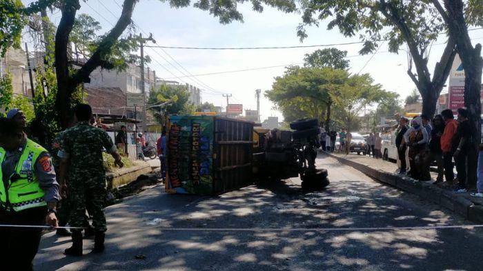 Tabrak-Median-Jalan-Hingga-Terbalik-Truk-Sampah-DLH-Palembang-Timpa-Babinsa-TNI-yang-Kendarai-Motor.jpg