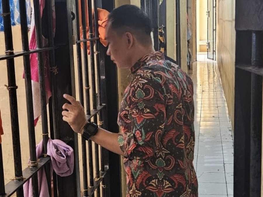 Tahanan di Sel Polres Empat Lawang Kedapatan Merokok, Petugas Perketat Kiriman Makanan Dari Pembesuk