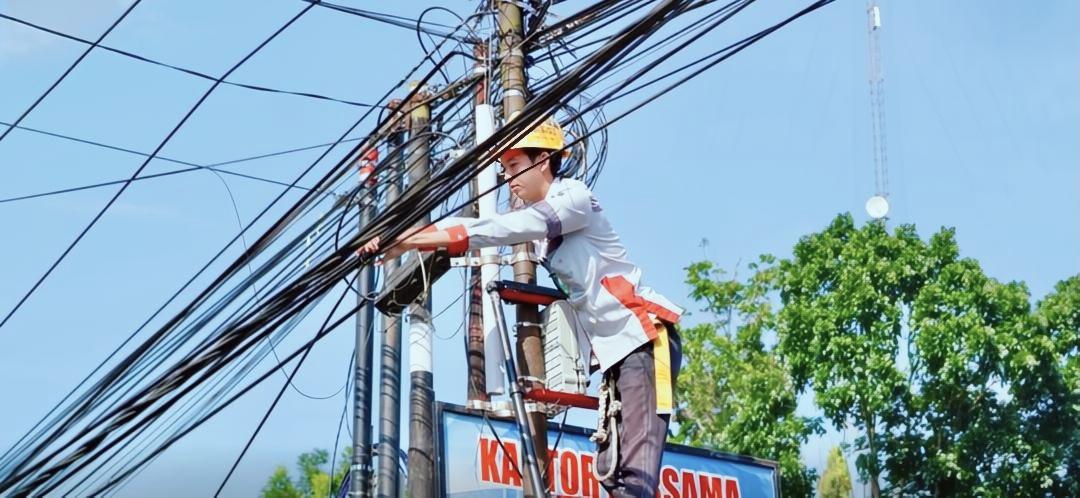 Tampak-Seperti-Jaring-Laba-laba-Pemkab-OKI-Rapikan-Kabel-Semrawut-di-Segitiga-Emas-Kayuagung.jpg
