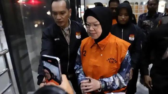 Tampang Bupati Sukoharjo Etik Suryani Kenakan Rompi Tahanan KPK Usai Terjaring OTT - Tribunsumsel.com