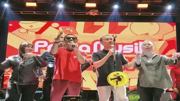 Tampil di Kayuagung, Band Tipe-X Hibur Ribuan Penonton Hingga Duet dengan Bupati OKI Muchendi