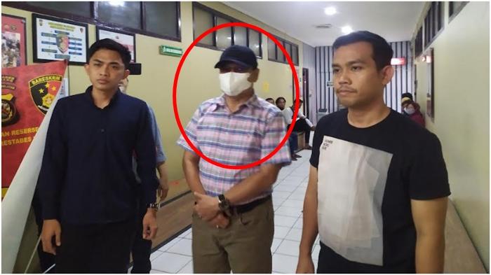 Tampilan Syukri Zen Jalani Pemeriksaan, Oknum DPRD Palembang Tersangka Penganiayaan Tutupi Wajah
