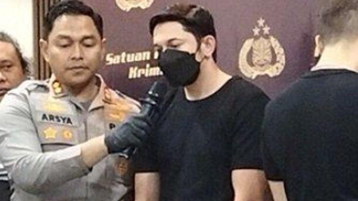 Tangis-Andrew-Andika-Dijengguk-Teuku-Dewi-di-Penjara-Tak-Menyangka-Masih-Diperhatikan.jpg