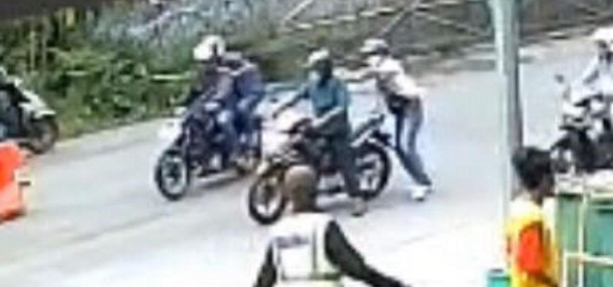 Tangkapan-layar-memperlihatkan-seorang-pengendara-motor-pria-yang-diduga-menjadi.jpg