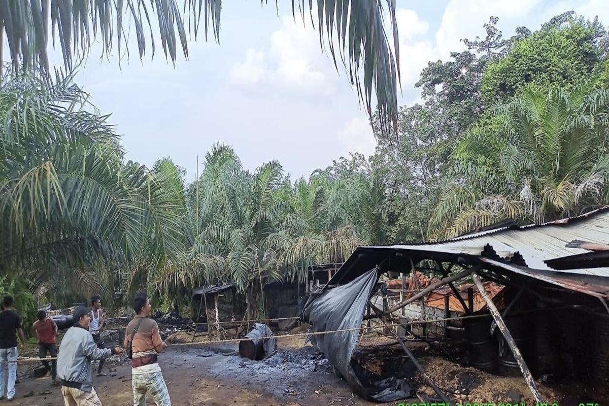 Tempat-Penyulingan-Minyak-Ilegal-di-Muba-Dibongkar-Petugas-Sempat-Dihadang-Rombongan-Emak-Emak.jpg