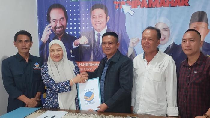 Tim-Keluarga-Hj-Hepy-Seftriani-yaitu-Dedi-Irawan-saat-mengambil-formulir.jpg