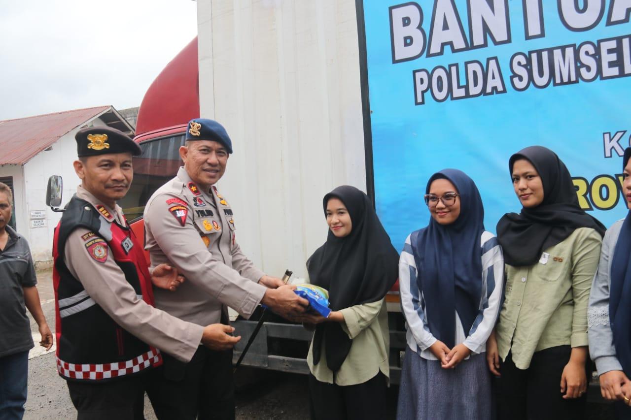  Tim Satgas Pamwal Logistik Polda Sumsel  Serahkan Bantuan ke Korban Bencana di Sumatera