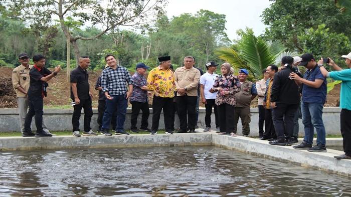 Tinjau Lokasi Budidaya, Langkah Bursah Zarnubi Wujudkan Target Lahat Setop Datangkan Ikan dari Luar