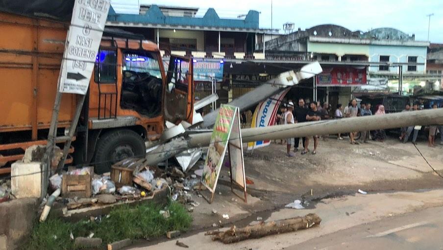 Truk-Fuso-Tabrak-Tiang-PLN-dan-Reklame-Indomaret-Hingga-Roboh-di-Betung-Banyuasin.jpg