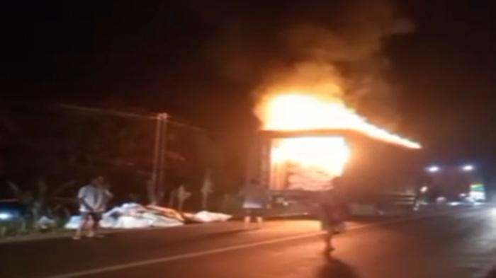 Truk Pengangkut Paket Terbakar di Jalintim Muba, Sopir dan Kernet Selamat, Muatan Hangus
